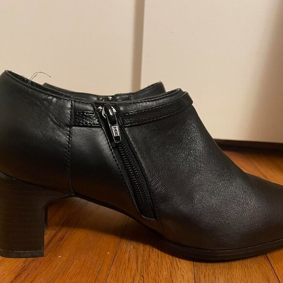 Black leather ankle boots with silver buckles and a... - Picture 3 of 4
